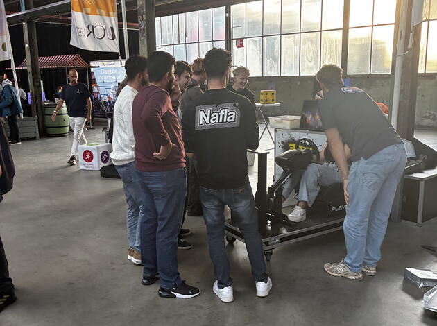 Deelnemers kickoff festival staan rond de 3D-tripping car