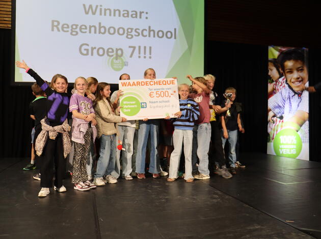 Leerlingen van de regenboogschool op podium met gewonnen prijs
