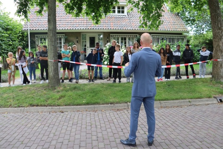 Wethouder Maarten Both spreekt leerlingen toe