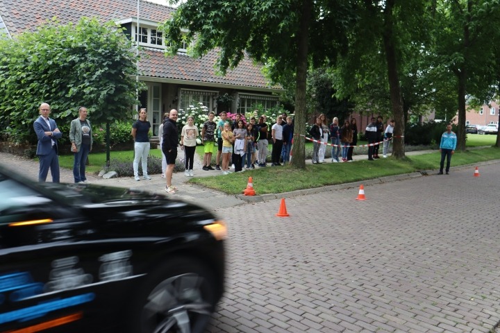 leerlingen en wethouder kijken naar remwegdemonstratie