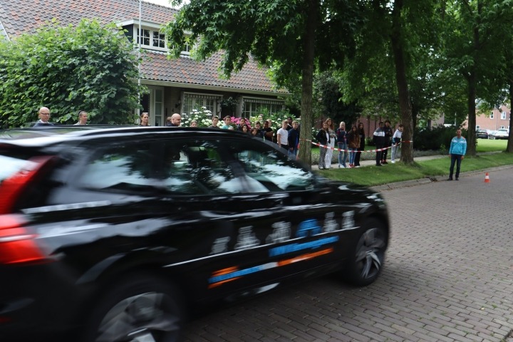 Auto van VVN rijdt langs leerlingen bij remwegdemo