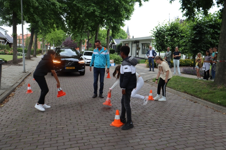Leerlingen plaatsen pilonnen bij remwegdemonstratie