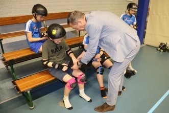 Skateclinics in Kapelle en Kruiningen - wethouder helpt met bescherming aan doen