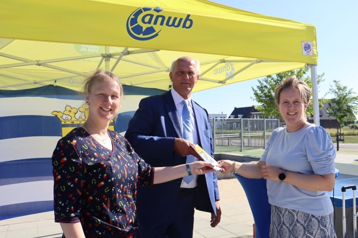 wethouder Van der Maas opent verkeersplein