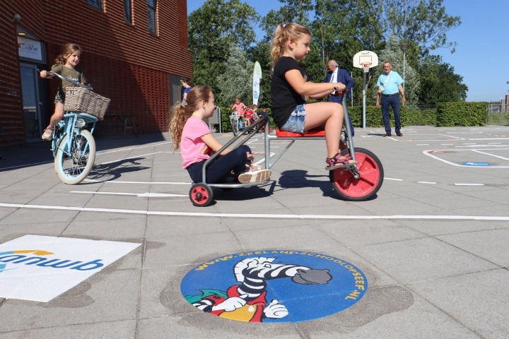 Leerlingen fietsen op verkeersplein