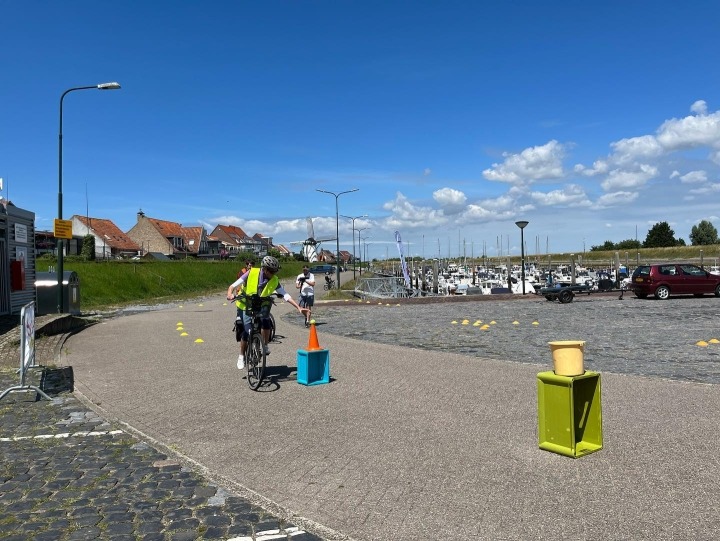 Deelnemer Doortrappen krijgt instructie op oefenparcours