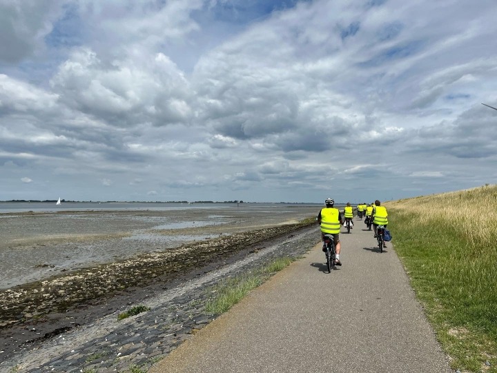 Deelnemers Doortrappen tijdens fietstocht 