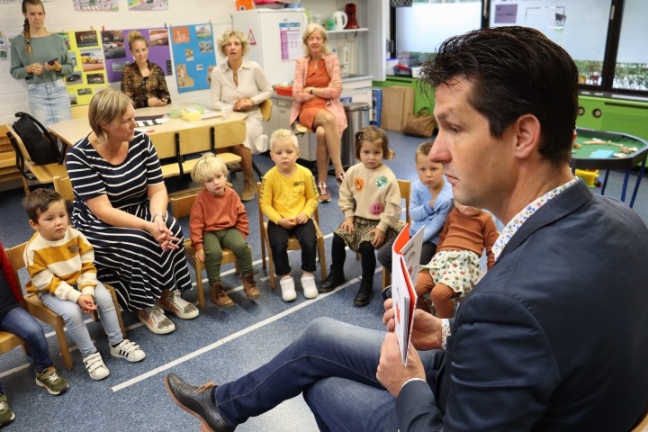 Wethouder Van Houten zit in de klas met Peuters van Peutergroep Peuterpret te Aagtekerke