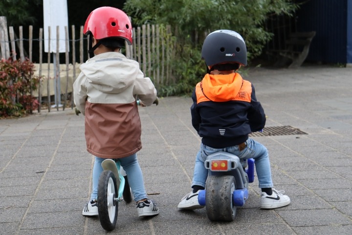 Peuters op de fiets met een helm