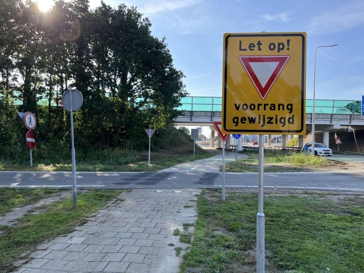 Voorrang gewijzigd bord Rotonde Ritthem