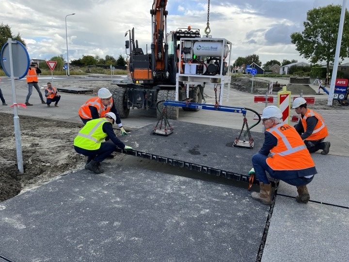 Leggen van het laatste stukje plastic road bij rotonde Ritthem 