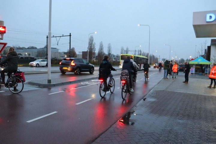 Fietsers bij fietsverlichtingsactie Goes