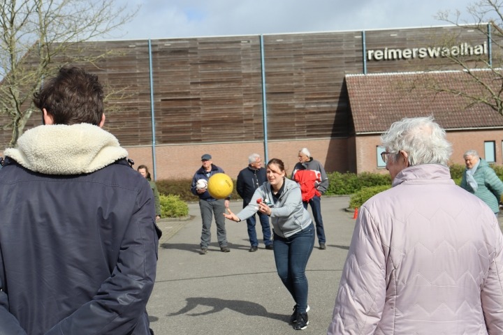 Deelnemers Doortrapdag doen fitoefening