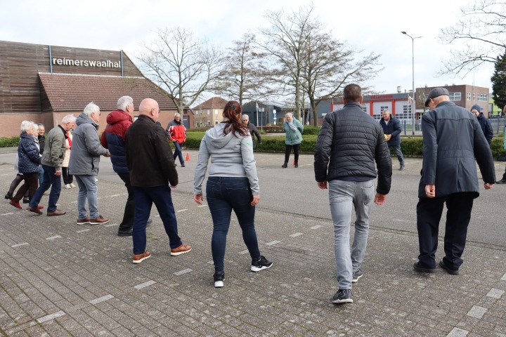 Deelnemers doen fitoefeningen