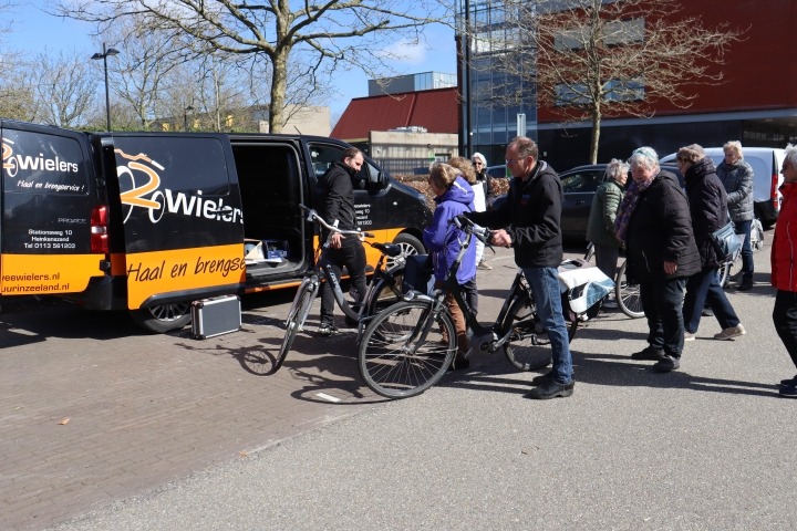 Deelnemers Doortrapdag krijgen voorlichting van fietsemaker