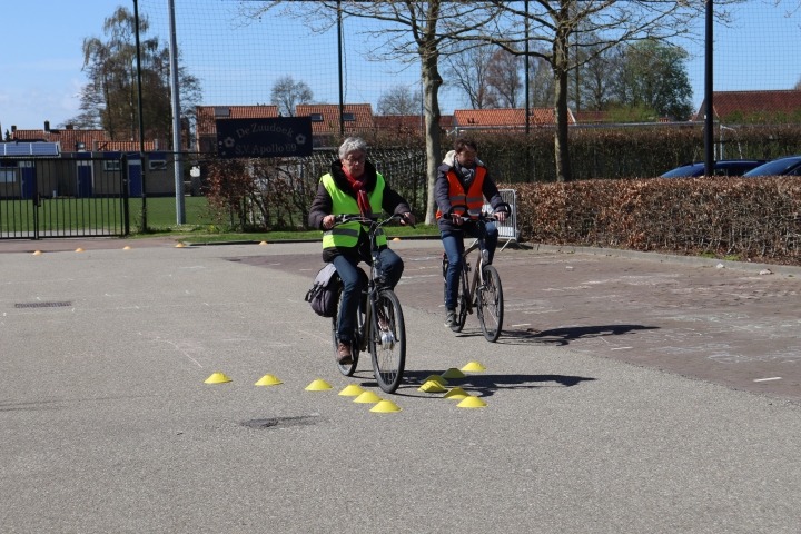 Deelnemer Doortrapdag wordt begeleid op fietsparcours