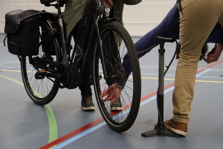 Deelnemer Doortrapdag controleert bandenspanning