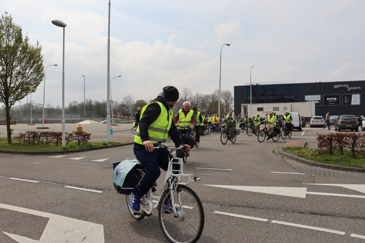 Deelnemers Doortrapdag starten met fietstocht
