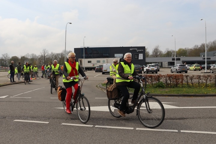 Deelnemers Doortrapdag starten met fietstocht