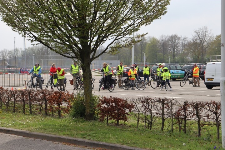 Deelnemers Doortrappen tijdens fietstocht 