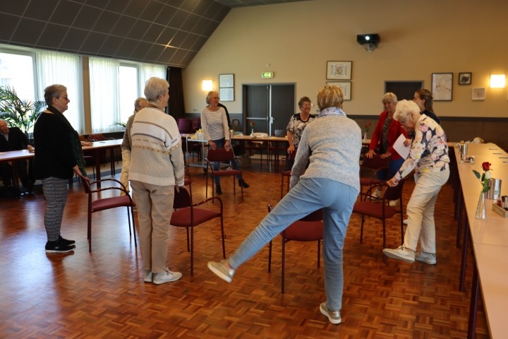 Deelnemers Doortrapdag doen fit oefening