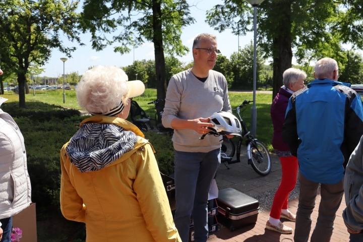Fietsenmaker geeft uitleg op Doortrapdag Tholen
