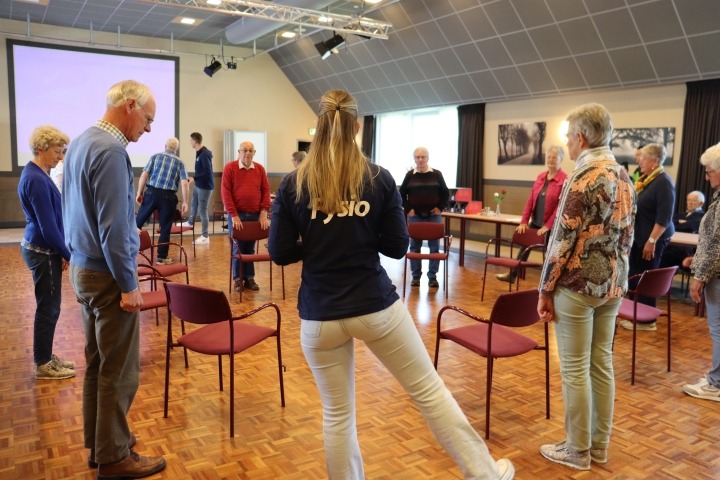 Deelnemers Doortrapdag Tholen bij fit oefeningen