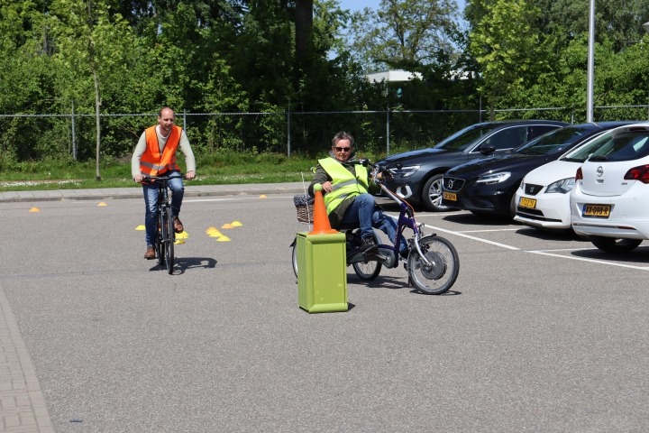 Deelnemer op driewieler op Doortrapdag THolen