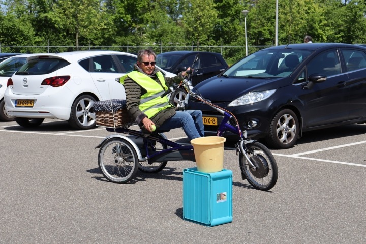 Deelnemer met driewieler op fietsparcourse