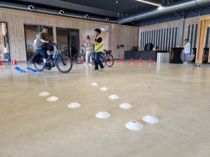 deelnemer tijdens parcour met uitleg instructeur