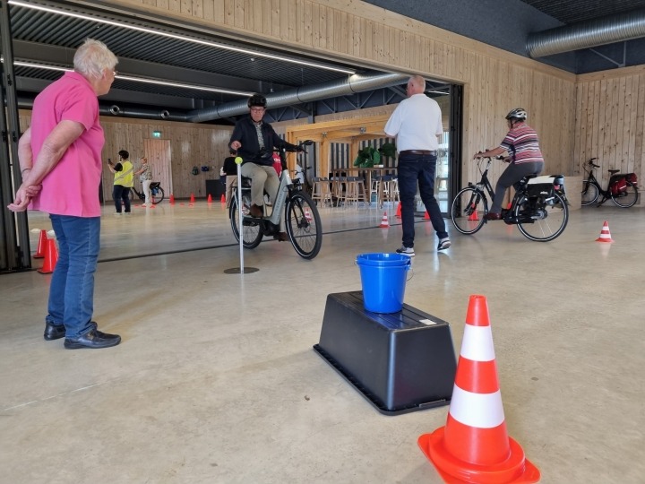 deelnemer tijdens parcour met uitleg instructeur