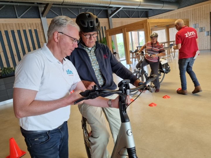 Fiets wordt nagekeken