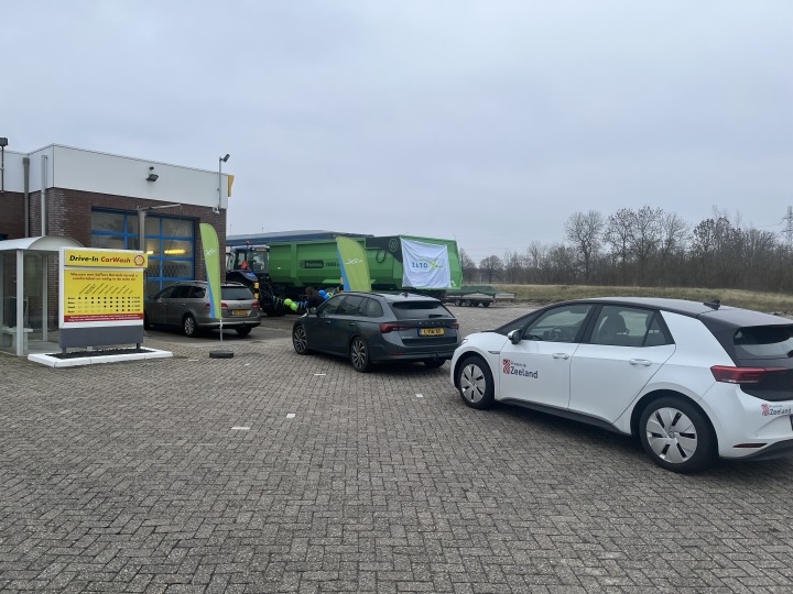 Auto's in de rij voor wasstraat