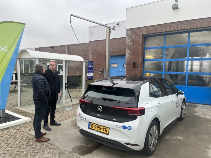 Auto van Provincie Zeeland voor de wasstraat