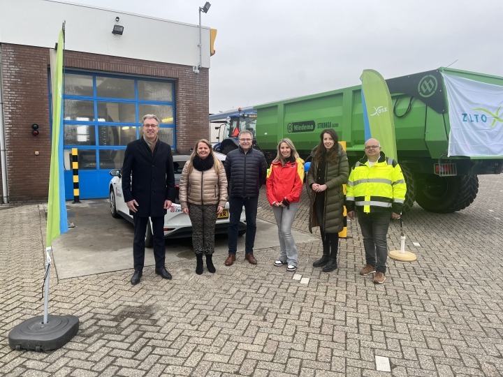 Organisatoren en gedeputeerde voor wasstraat bij start wassstraatactie