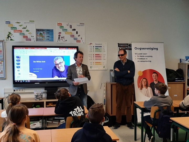 Wethhouder spreekt leerlingen toe in klaslokaal