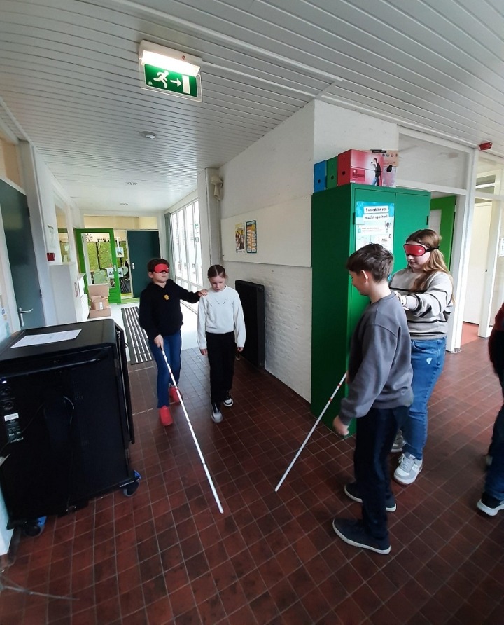 Leerlingen lopen met taststok 