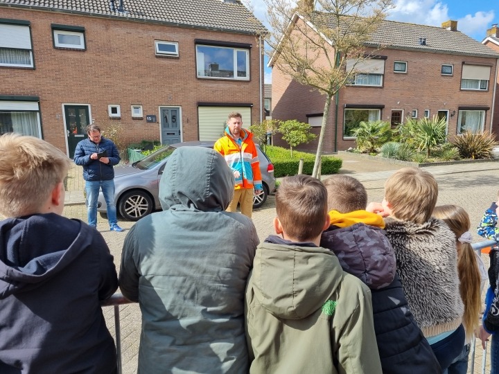 Leerlingen kijkennaar instructeur