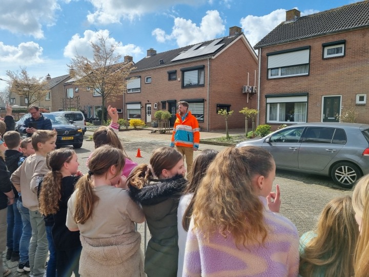 Leerlingen kijken naar instructeur