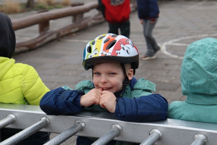 Peuter met helm op