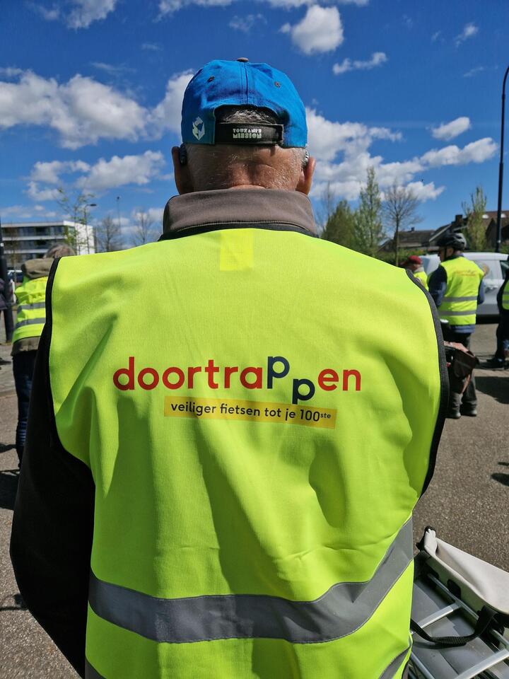 Deelnemer Doortrapdag met veiligheidshesje