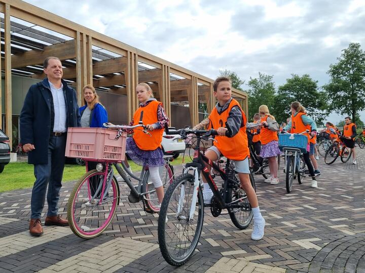 Wethouder en leerlingen tijdens verkeersexamen