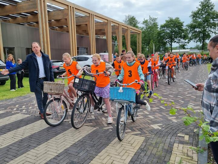 Wethouder en leerlingen tijdens verkeersexamen