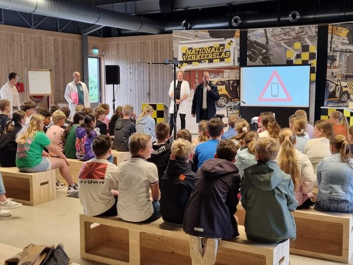 Leerlingen tijdens verkeersexamen bij ZLM in leslokaal