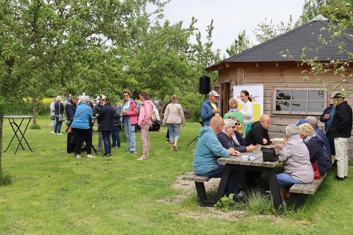 Deelnemers opening Doortraproute aan Picknicktafels