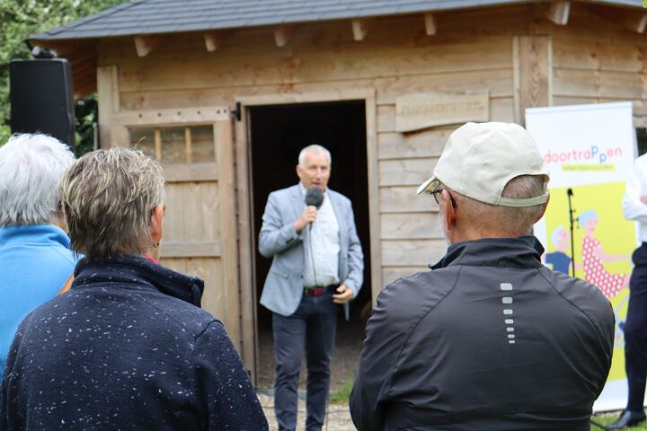 Wethouder Witkamp spreekt deelnemers Doortraproute toe