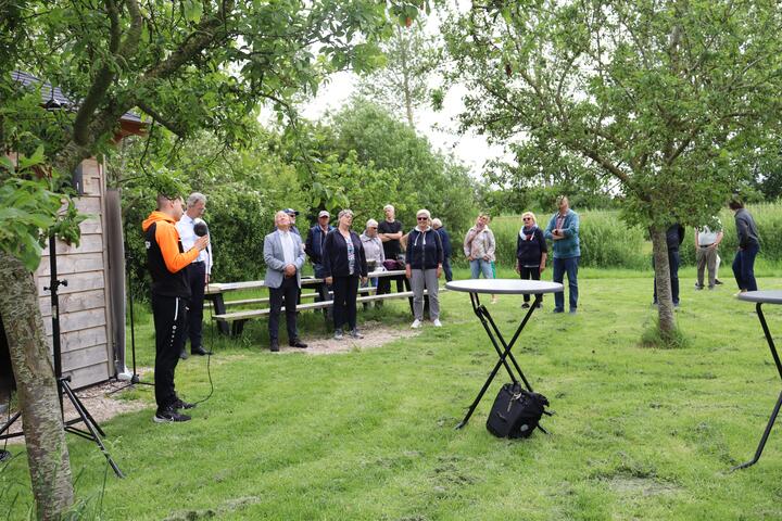 Deelnemers Doortrappen doen beweegoefeningen