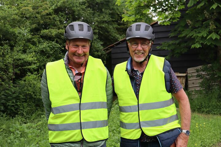 Fietsers met helm en hesje