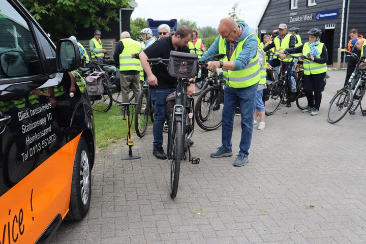 Fietsenmaker stelt fiets af voor deelnemer Doortrapdag