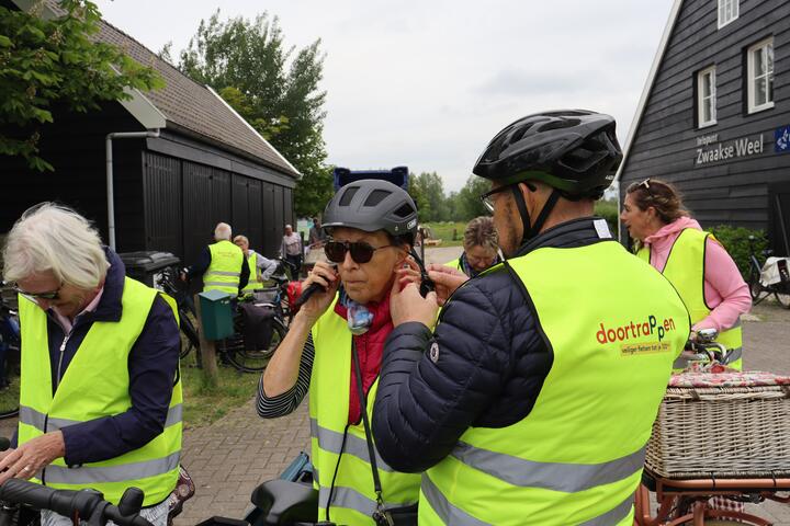 Fietsers doen helpen elkaar bij op zetten helm